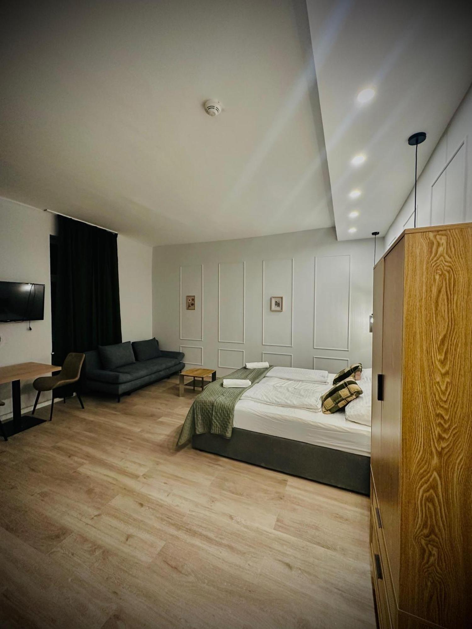 Private And Elegant In Residential Apartament